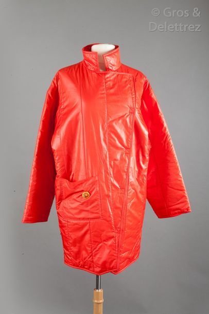 Elisabeth de SENNEVILLE 1985. Manteau 3/4 en polyester déperlant, intérieur matelassé...