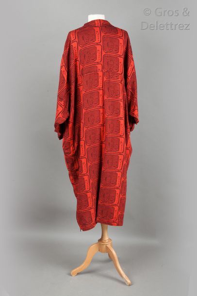 Elisabeth de SENNEVILLE Printemps/Eté 1987. Robe longue géante à motif de jacquard...