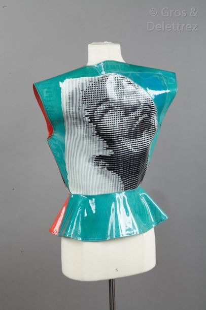 Elisabeth de SENNEVILLE Collection 1989. Haut en plastique à effet de basque imprimé...