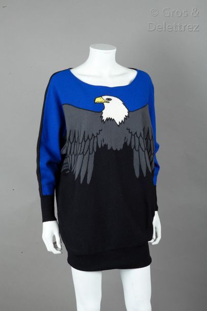 JC DC Tunique en laine dans les tons noir, bleu Roy, figurant un aigle, bas des manches...