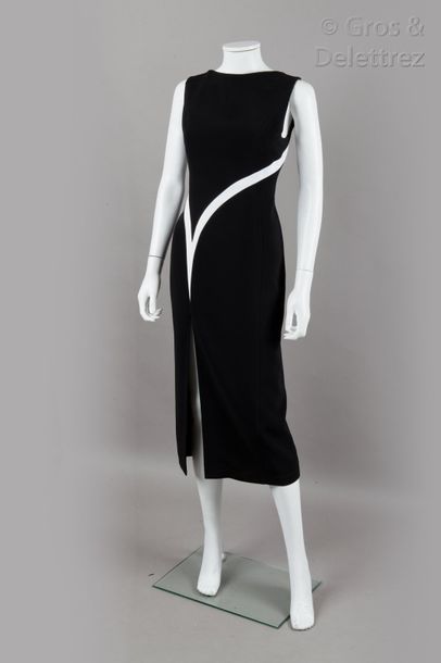 Thierry MUGLER circa 2000 Robe longue en crêpe noir parcouru d’un biais blanc, manches...