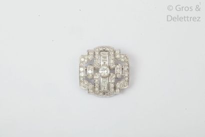 null Pendentif en or gris à décor géométrique entièrement serti de diamants taillés...