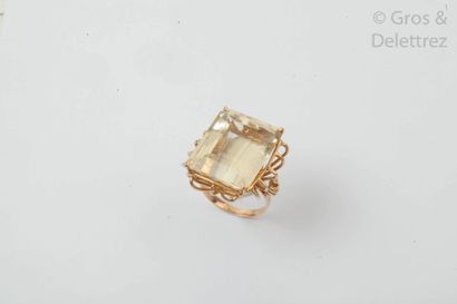 null Bague ornée d'une importante citrine rectangulaire taillée à degré, la monture...