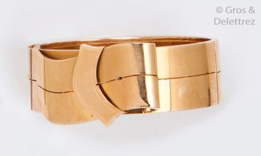 null Bracelet jonc ouvrant en or jaune à décor d'un ruban. P. 26,2 g.