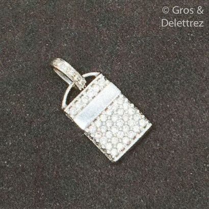 null Pendentif "rectangle " en or gris orné d'un pavage de diamants taillés en brillant....