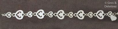 null O.J.PERRIN - Bracelet articulé en or gris ajouré à motifs de cœur. Signé O.J...
