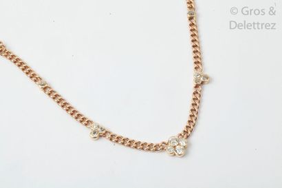 null CHAUMET - Collier en or rose orné de trois motifs trèfle sertis de diamants...