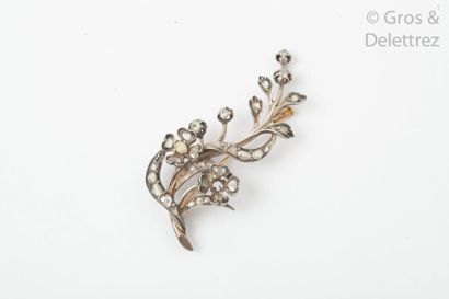 null Broche "fleur" en or jaune et en argent ornée de diamants taillés en rose. Longueur...