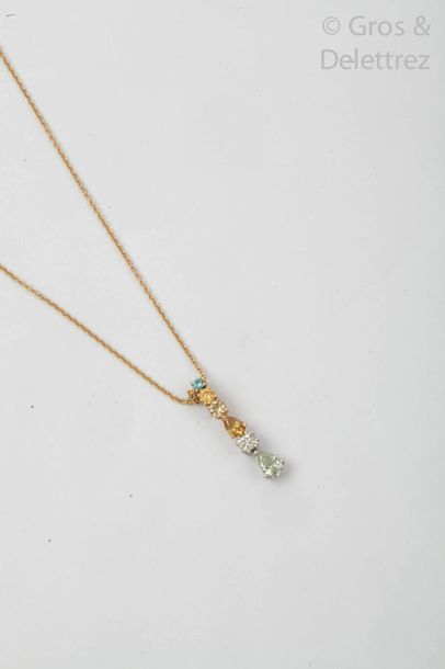  Chaîne et pendentif en or gris, orné de diamants de couleurs. La chaine signée Tiffany&co....