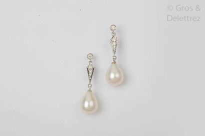 null Paire de pendants d’oreilles en or gris, ornés chacun d'une perle goutte en...