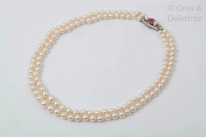 Collier de deux rangs de perles de culture Japonnaise AKOIA, le fermoir en platine...