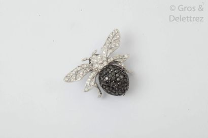 null Broche "insect" en or gris ajouré entièrement serti de diamants blancs et diamants...