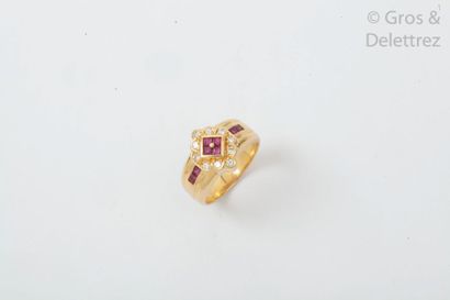 null Bague en or jaune ornée de diamants taillés en brillant et rubis calibrés. Tour...