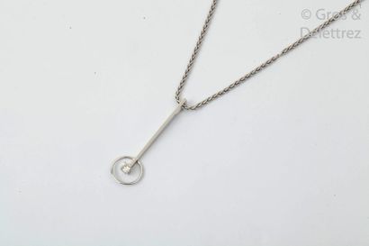 null Collier pendentif en or gris, orné d'un diamant taillé en brillant. Longueur...