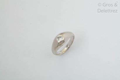 null Bague "Jonc" en or gris, ornée d'un diamant taillé en brillant. Tour de doigt...