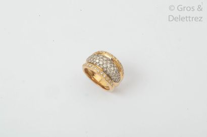 null Bague jonc en or jaune ornée d'un pavage de diamants taillés en brillant. Tour...