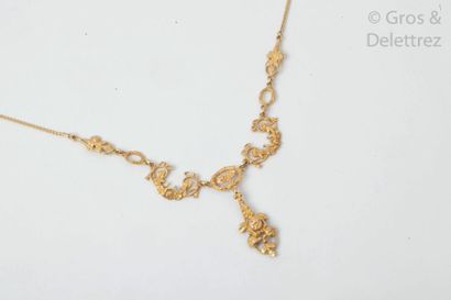 null Collier "Colerette" en or jaune, orné d'un motif d'entrelacs rehaussés de roses....