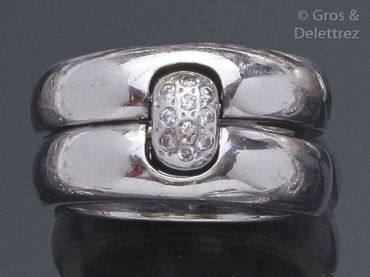 null Bague articulé en or gris, les deux jonc retenu par une agraffe pavée de diamants...