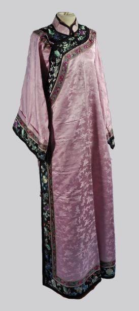 null Une robe chinoise en soie damassée rose et bordé de broderies d'insectes et...