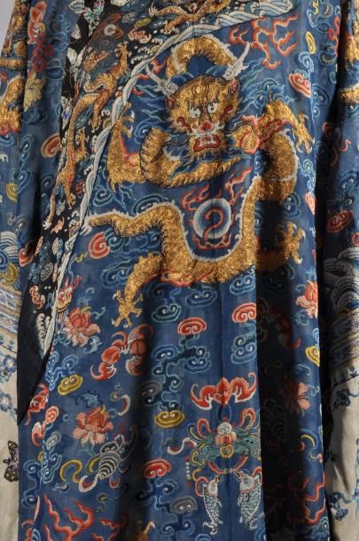 null Robe de mandarin en soie bleue à décor de dragons au fil d'or et broderie p...