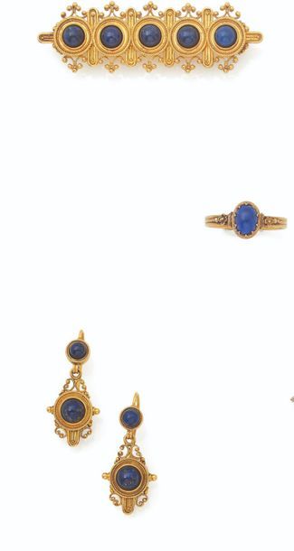  DEMI-PARURE en or (750‰) à décor de cabochons de lapis-lazuli dans un décor finement...