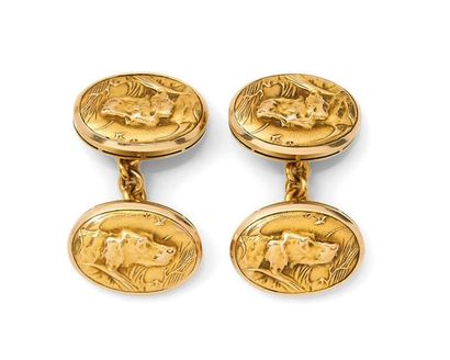 null FABERGE 

Paire de BOUTONS DE MANCHETTE en or (585‰) à décor en relief de chien...