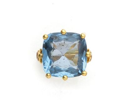 null BAGUE en or jaune 750MM ornée d’une pierre bleue entre deux diamants

Poids :...