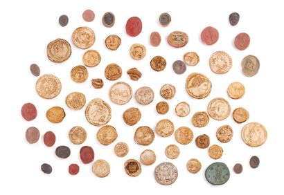 null LOT d’EMPREINTES à motif de profils pour monnaies, médailles ou sceaux en plâtre...