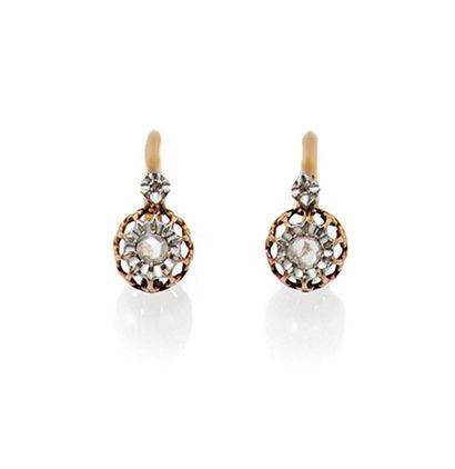 null Pair of gold DORMEUSES (750‰) set with diamond roses. 

Brutto weight: 2.3 g....