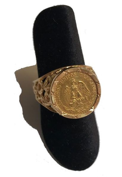 null BAGUE en or (750‰) sertie d’une pièce en or de 2 Pesos mexicains, 1945. Le corps...