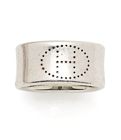 null HERMES, « Eclipse Ruban »

BAGUE en argent (925‰) à décor repercé monogrammé.

Signée...