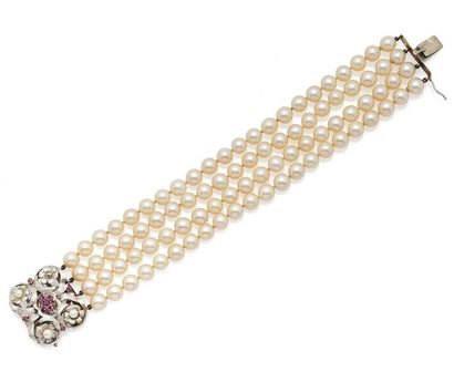 null BRACELET à quatre rangs de perles, fermoir en or gris (750‰) à décor de volutes...