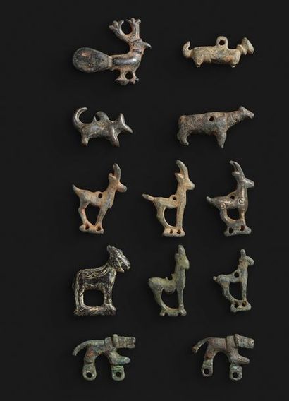 null Douze amulettes zoomorphes en bronze, art sassanide 
EVE