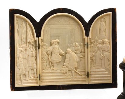 null TRIPTYQUE en ivoire sculpté orné d’une scène figurant Louis XIV et sa Cour.

XIXème...