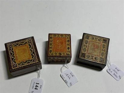 null 3 BOITES à timbres de forme rectangulaire en bois et marqueterie Tunbridge,...