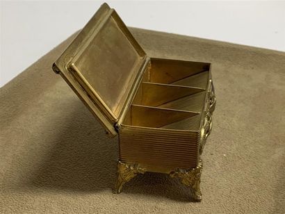 null BOITE à timbres quadripode de forme rectangulaire en bronze doré, à 3 compartiments,...
