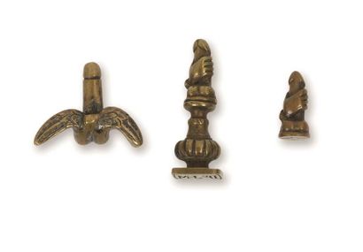 null LOT de trois GROUPES PHALLIQUES en bronze : Un cachet composé d'un phallus tenu...