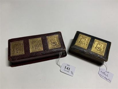 null 2 BOITES à timbres de forme rectangulaire en cuir gaufré et doré, à 3 et 2 compartiments,...