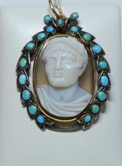 null PENDENTIF serti d'un CAMEE gravé d'un buste d'empereur romain lauré de trois-quarts...