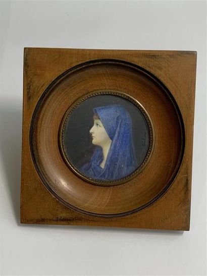 null Fin XIXème siècle
Portrait de Madone en buste, de profil, portant un voile bleu
Miniature...