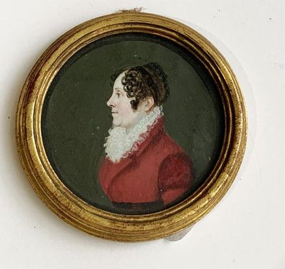 null Ecole FRANCAISE, vers 1830
Portrait de femme en buste, de profil, en robe rouge
Miniature...