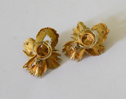 null Paire de BOUCLES D'OREILLES en or (750) composées de fleurs, centrées d'une...