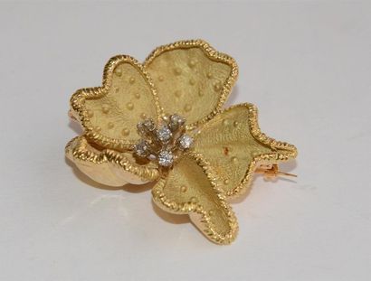 null BROCHE fleur en or (750) à décor semi amati et centrée de diamants de petits...
