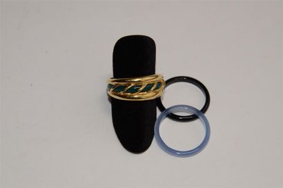 null BAGUE bombée en or (750) à décor ajouré et anneau de verre coloré interchangeable.
Poids:...