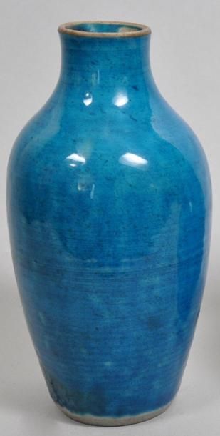 null Petit VASE en terre cuite émaillé bleu turquoise. Hauteur: 14 cm