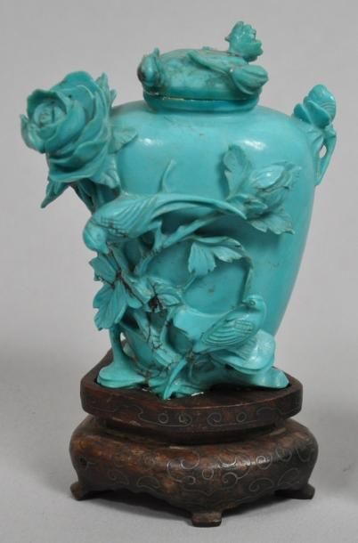 Petit vase en turquoise sculptée, orné de...