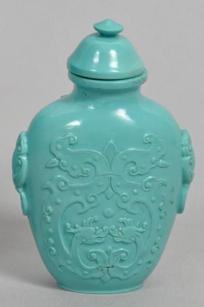 Petit vase à tabac en turquoise sculptée,...