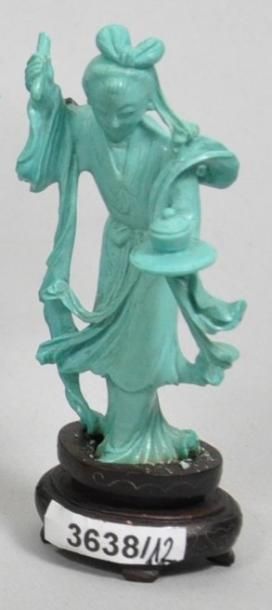 null Petit personnage féminin en turquoise sculptée. Hauteur: 6,5 cm (Avec son support...