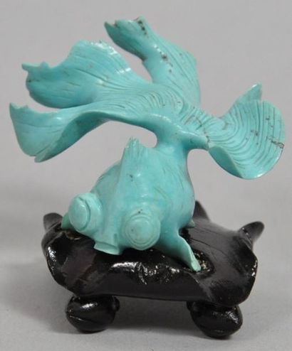 null Poisson chinois en turquoise sculptée. Largeur: 5 cm. (Avec son socle).