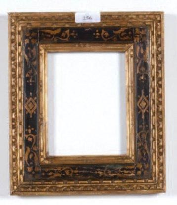 null CADRE en bois sculpté, doré et noirci à décor de sgraffitos. - Style XVIIe Italien,...